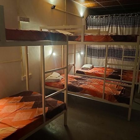 Surfing Lion Hostel Аругам Экстерьер фото