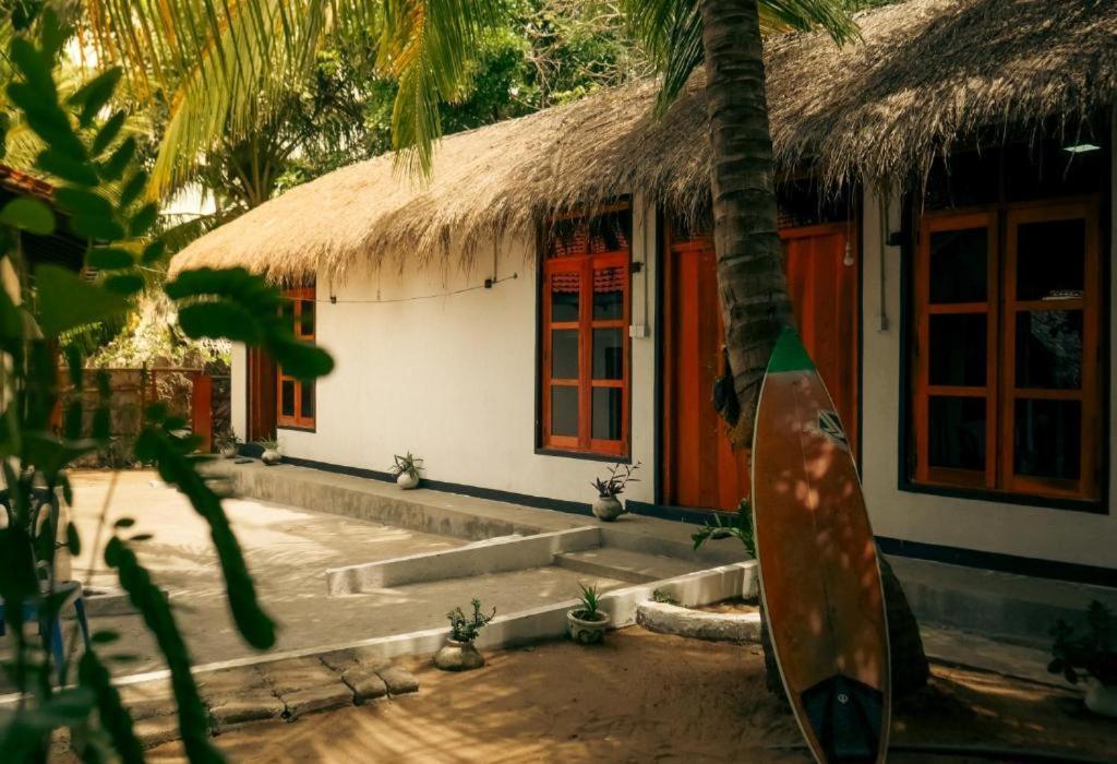 Surfing Lion Hostel Аругам Экстерьер фото