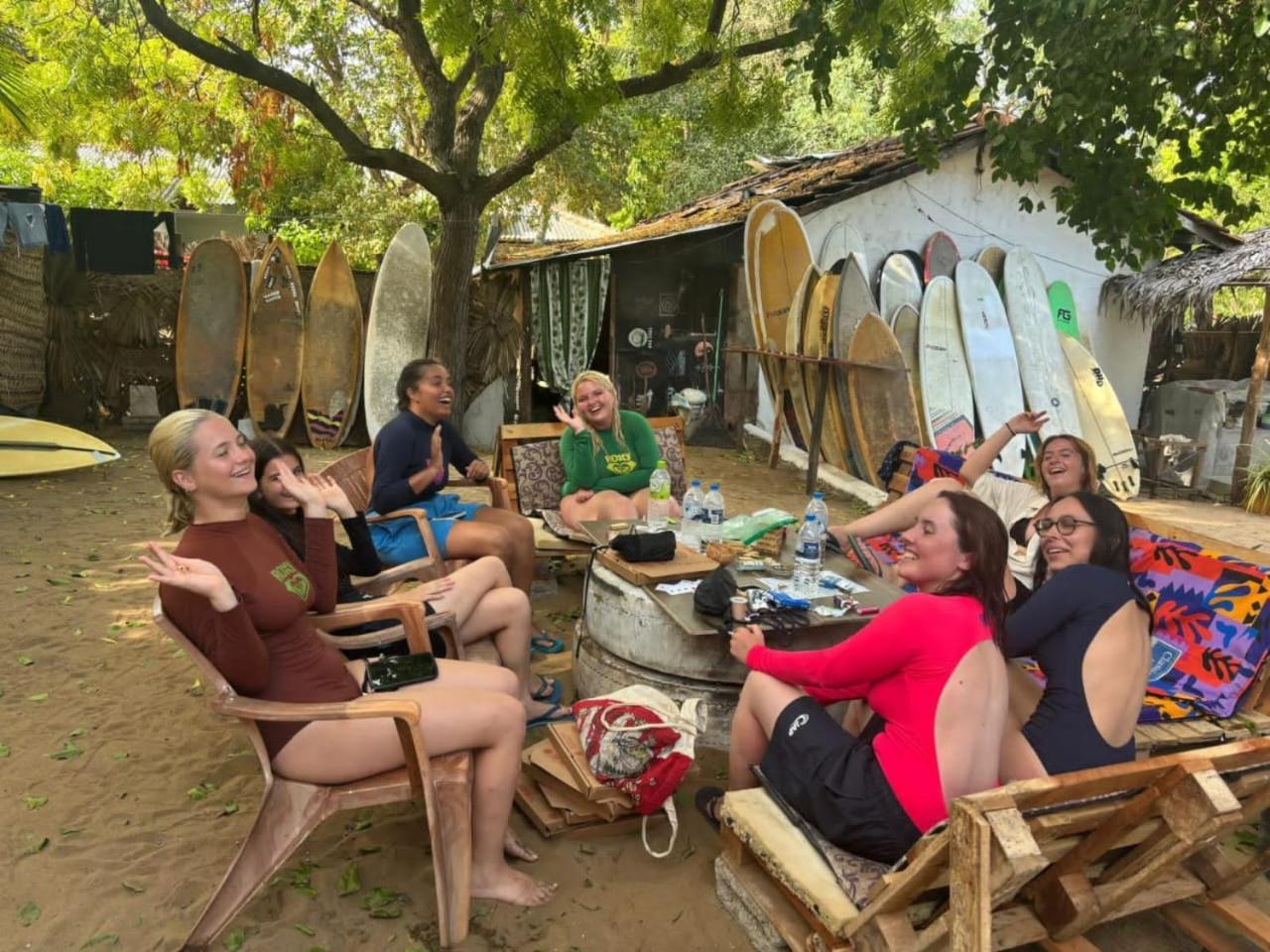 Surfing Lion Hostel Аругам Экстерьер фото